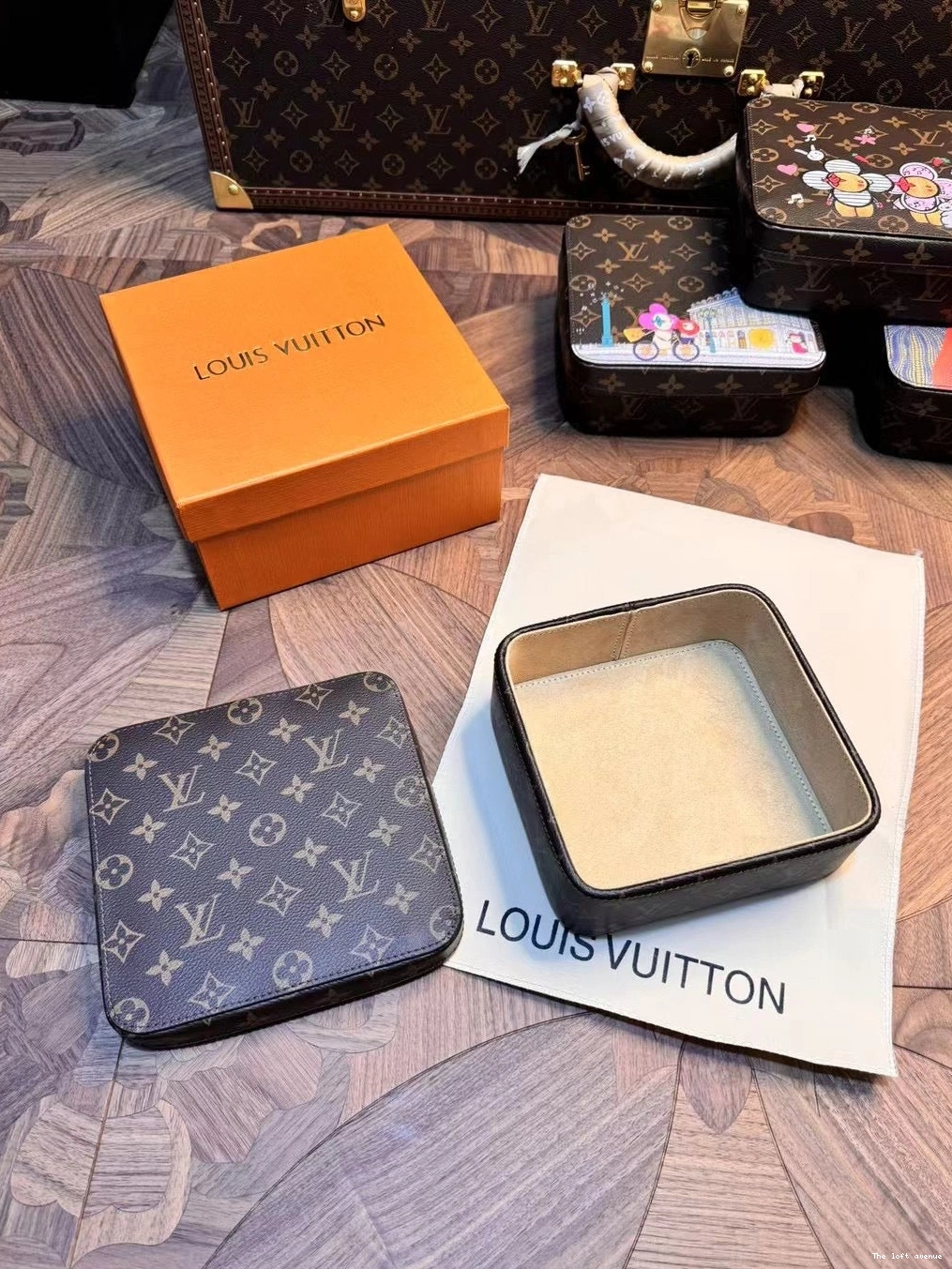 CUSTOM SQUARE CASE LV VANITY 0825